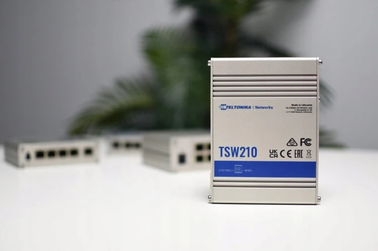 PRZEŁĄCZNIK PRZEMYSŁOWY TELTONIKA TSW210 8x Gigabit 2x SFP SWITCH 8 PORT