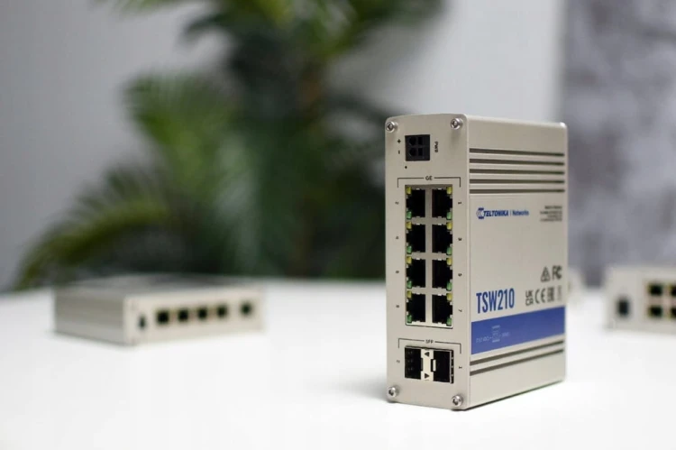 PRZEŁĄCZNIK PRZEMYSŁOWY TELTONIKA TSW210 8x Gigabit 2x SFP SWITCH 8 PORT