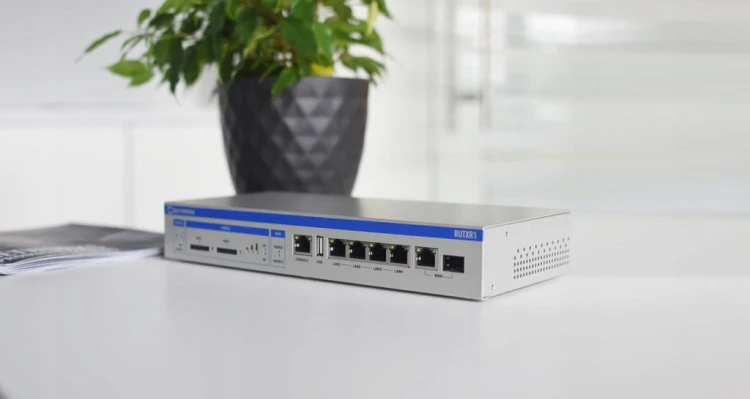 Teltonika Router Przemysłowy LTE 4G 2xWiFi 2xSIM SFP VPN SMS RUTXR1