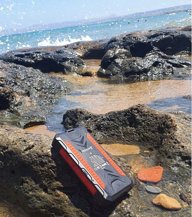Power bank Solarny Feegar 36000mah 20W 4x USB-C QI